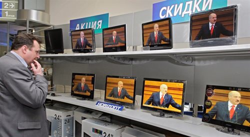 Aleksander Łukaszenka widoczny w sklepie ze sprzętem elektronicznym
