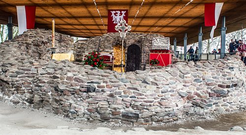 Uroczysta liturgia jubileuszowa z okazji 1050-lecia chrztu Polski na Ostrowie Lednickim