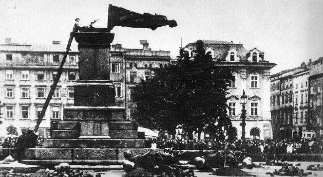 Zniszczenie Pomnika Adama Mickiewicza w Krakowie przez hitlerowców dnia 17.08.1940, Narodowe Archiwum CyfroweWikimedia Commons