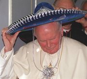 Jan Paweł II w sombrero, tradycyjnym meksykańskim kapelusz. 22 stycznia 1999 r. papież rozpoczął swoją czwartą pielgrzymkę do Meksyku