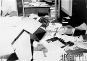Wnętrza budynku KW PZPR - zdemolowany pokój nr 17. Radom, 25 czerwca 1976 
