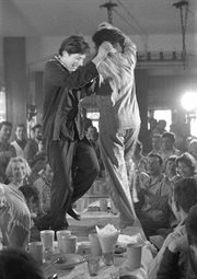 Roman Polański i Andrzej Wojciechowski tańczą na stole w piżamach podczas Jazz Campingu w schronisku na Kalatówkach, 1959 r. 