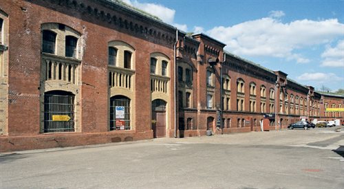 Fragment koszarów, w których mieściło się Centrum Wyszkolenia Artylerii w Toruniu, jedną z jednostek Centrum była Szkoła Strzelania Artylerii dowodzona przez Romana Odzierzyńskiego, autor Pko, źr. Wikimedia CommonsCC