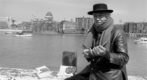 Robert Graves nad brzegiem Tamizy w Londynie w 1972  roku.