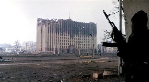 Pałac prezydencki w Groznym, styczeń 1995. fot. WikipediaccMikhail Evstafiev.