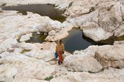W Ceel Madobe w Somalii wodę pobiera się ze źródła położonego w 70-metrowym skalistym kanionie. 