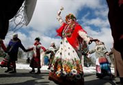 Białoruski taniec w kole we wsi Ananczycy, 170 km od Mińska. Białoruś, 6 marca 2011. Maslenica to stare białoruskie i rosyjskie święto na koniec zimy, sięga czasów pogańskich.