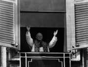 16.10.1978: Jan Paweł II pozdrawia wiernych zgromadzonych na Placu Świętego Piotra w Watykanie, po tym jak został wybrany na papieża