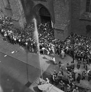 Przed katedrą św. Jana Chrzciciela na Starówce. Atak ZOMO na ludzi zgromadzonych przed kościołem. Warszawa, 1.05.1983