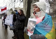 Mińsk: akcja Białorusinów solidaryzujących się z Nadiją Sawczenko, przed budynkiem rosyjskiej ambasady, 21 marca. Tego dnia rozpoczęło się odczytywanie wyroku: rosyjski sąd skazał Ukrainkę na 22 lata łagrów