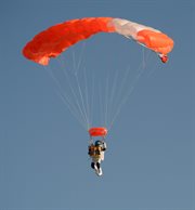 57-letni Alan Eustace pobił rekord wysokości w skoku ze spadochronem. Wiceszef internetowego giganta Google, skacząc z wypełnionego helem balonu, poprawił osiągnięcie Felixa Baumgartnera z 2012 roku. Skoczył z wysokości ponad 41 kilometrów 