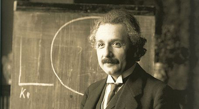 Albert Einstein, twórca teorii względności podczas wykładu na uniwersytecie w Wiedniu. 1921.
