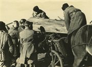 Obóz formującej się Armii Andersa. Pogrzeb żołnierza, dwaj mężczyźni zdejmują trumnę z wozu. Tockoje, ZSRR, zima 1941