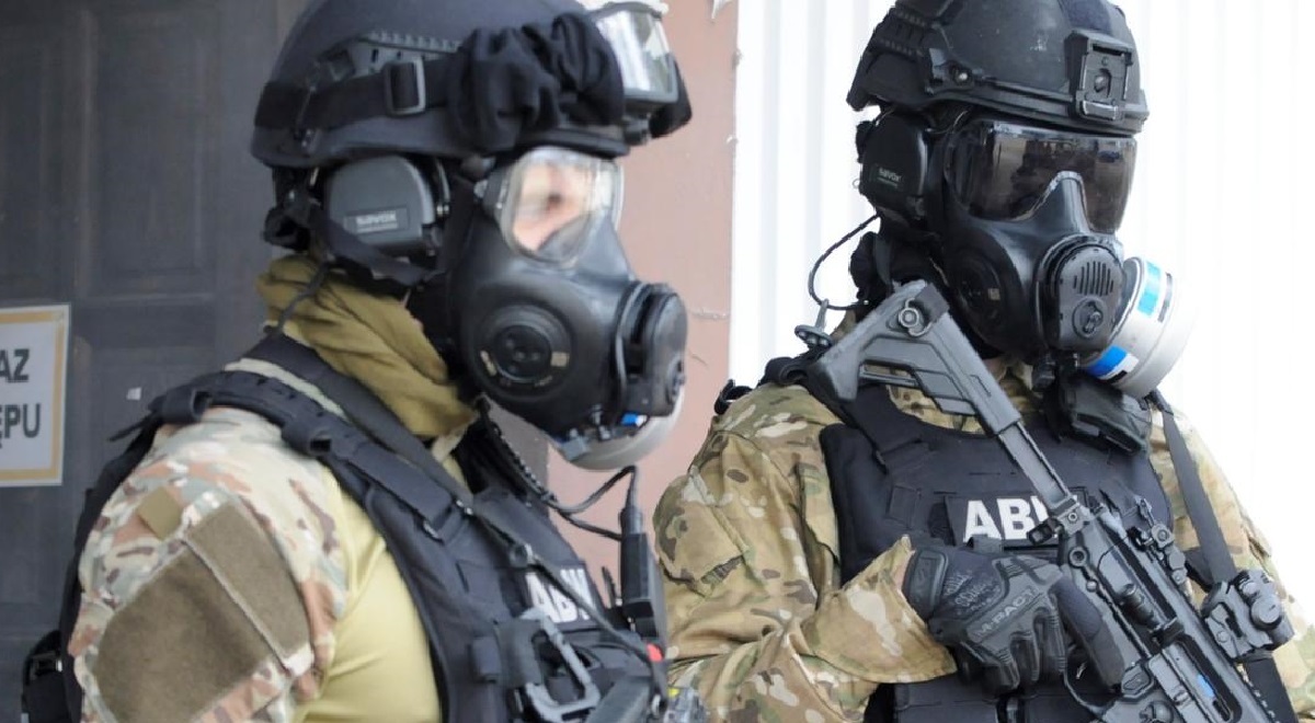Officers with Polands Internal Security Agency (ABW).