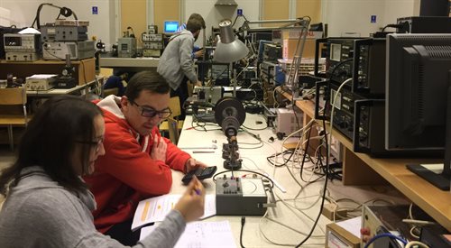 Jak wyglądają studia związane z fizyką? To sprawdziliśmy podczas wizyty na Wydziale Fizyki Politechniki Warszawskiej