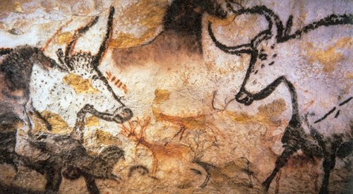 W 1940 roku w jaskini Lascaux odkryto rysunki i malowidła wykonane na ścianach w okresie paleolitu. Jest ona wpisana na listę światowego dziedzictwa UNESCO. W 1963 r. została zamknięta dla zwiedzających, a turystom udostępniono znajdującą się w pobliżu wierną kopię jaskini