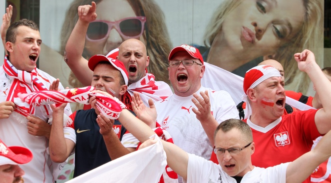 Polscy kibice we Wrocławiu przed wieczornym meczem naszej reprezentacji z Czechami
