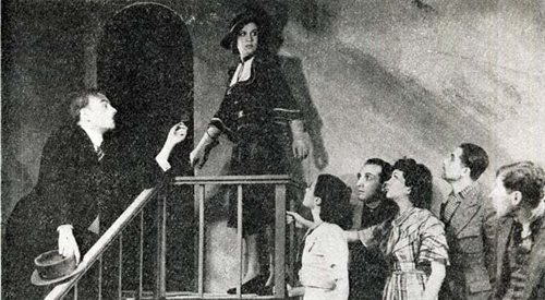 Scena z przedstawienia teatralnego, Gwidon Borucki drugi z prawej, Kraków, 1912 rok