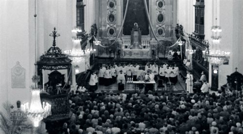 Pierwsza transmisja mszy świętej z kościoła Świętego Krzyża w Warszawie, 1980.