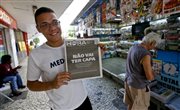 Sprzedawca w Rio de Janeiro prezentuje jedną z brazylijskich gazet po klęsce gospodarzy na mundialu - dziennik zdecydował, że nie będzie miał tego dnia pierwszej strony...