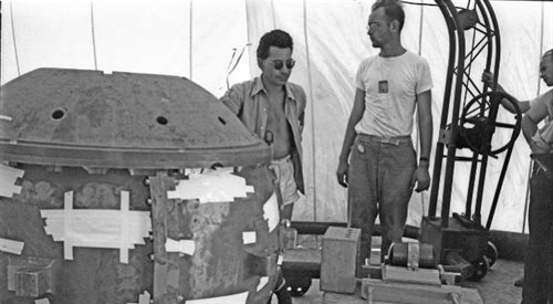 Louis Slotin (w okularach przeciwsłonecznych) przy Gadżecie, bombie wykorzystanej podczas pierwszego testu eksplozji nuklearnej.