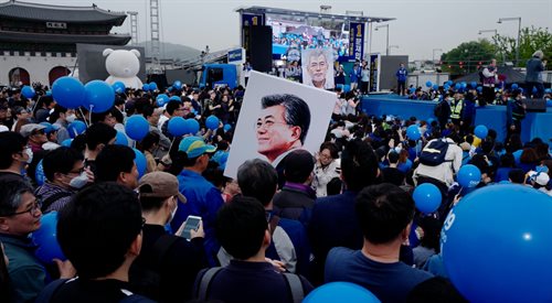 Zwolennicy kandydata na prezydenta Korei Płd. Moona Jae-ina podczas wyborczego wiecu polityka