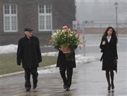 Marta Kaczyńska (P) w towarzystwie posła Andrzeja Dudy (C) i senatora Stanisława Koguta (L) w drodze do krypty z grobem rodziców na Wawelu w Krakowie