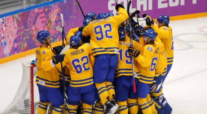 Szwedzi po wygranym meczu, który dał im awans do finału igrzysk olimpijskich w Soczi
