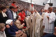 Jan Paweł II błogosławi niepełnosprawnych w Monachium