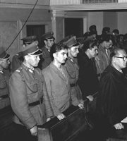 Uczestnicy strajków i manifestacji oskarżeni o zabójstwo kaprala Urzędu Bezpieczeństwa w czasie ogłaszania wyroku. Poznań, 8.10.1956