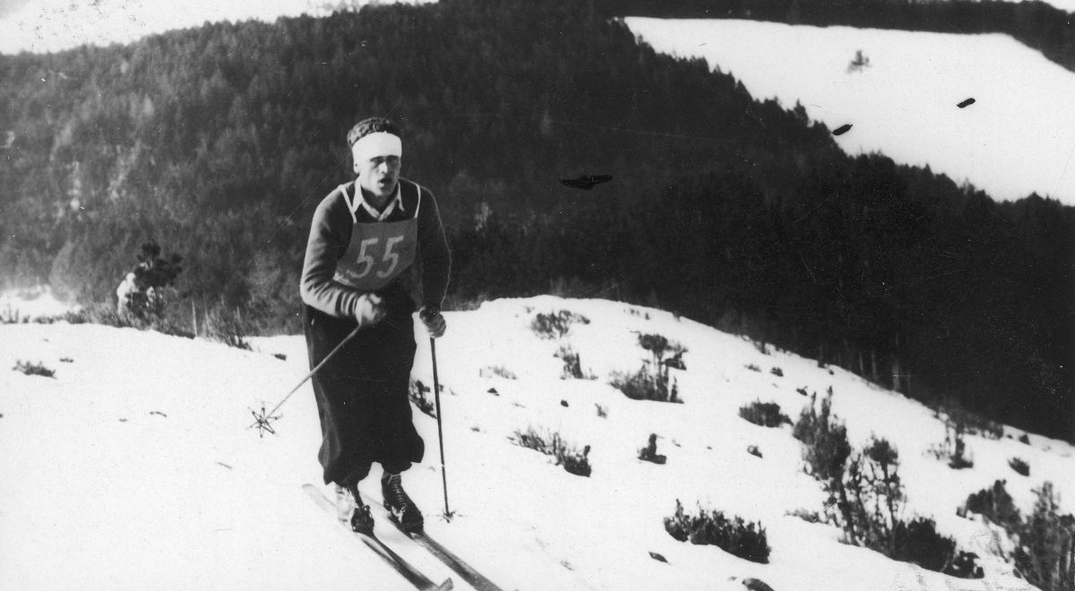 Stanisław Marusarz na trasie biegu podczas zawodów narciarskich zorganizowanych w 1934 roku w Zakopanem. Źródło: NAC/Domena publiczna
