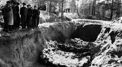 Katyń, Rosja, 1943 r. Ekshumacja zwłok polskich oficerów zamordowanych w Katyniu w 1940 r. Powołana przez Niemców komisja stwierdziła, że ofiary zostały zastrzelone przez Rosjan.