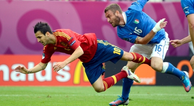 Hiszpania - Włochy, Cesc Fabregas z Hiszpanii (L) walczy o piłkę z włoskim piłkarzem Daniele De Rossi