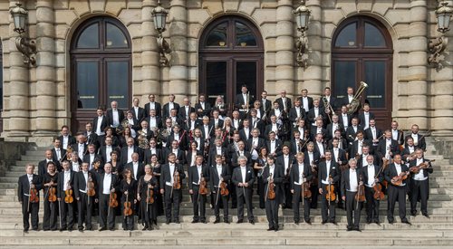 Zespół Czeskiej Filharmonii przed swoją siedzibą. Znakomita orkiestra zawitała do Warszawy po raz pierwszy od wielu dekad