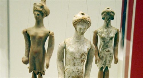 Na zdjęciu terakotowe starożytne lalki greckie wystawiane w Narodowym Muzeum Archeologicznym w Atenach.