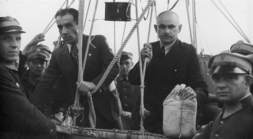 Załoga balonu Polonia II: kapitan Zbigniew Burzyński (z lewej) i kapitan Władysław Pomaski, 1936 rok.