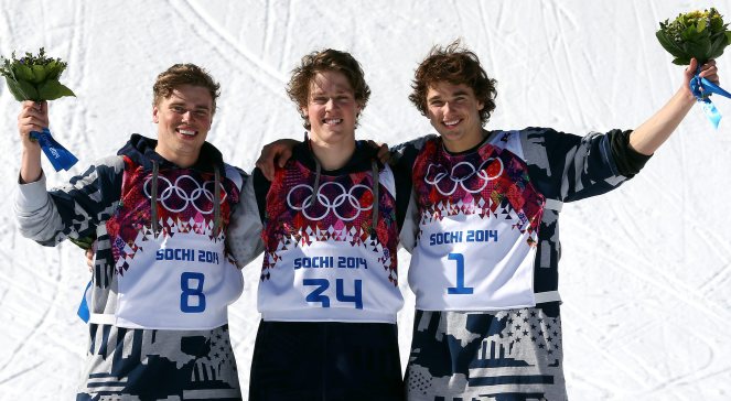 Amerykanie na olimpijskim podium w Soczi w narciarskim slopestyle. Od lewej stoją: Gus Kenworthy, Joss Christensen i Nicholas Goepper