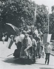 Po ulicach Radomia demonstrujący robotnicy jeździli na wózkach akumulatorowych. Powiewali biało-czerwonymi flagami. Radom, 25 czerwca 1976 