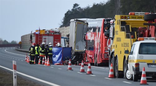 Autokar zderzył się z litewską ciężarówką. Kierowca zginął na miejscu