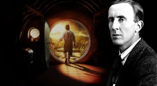 J. R. R. Tolkien na tle fragmentu plakatu promującego ekranizację Hobbita w reżyserii Petera Jacksona