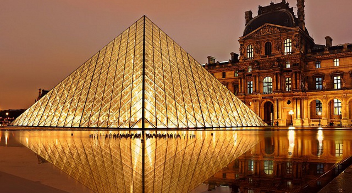 Większość muzeów państwowych we Francji studenci mogą zwiedzać za darmo. Na tej liście znajduje się m. in. Luwr