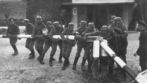 1 września 1939 roku. Niemieckie wojska wkraczają do Polski. Od tamtej chwili minęło prawie 80 lat. Mimo to wciąż mamy skłonność do posługiwania się językiem wojny. Dlaczego? Na to pytanie próbował odpowiedzieć autor Oświęcimek