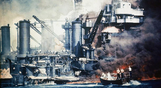 USS West Virginia w płomieniach podczas ataku na Pearl Harbor