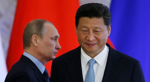 Prezydent Chin Xi Jinping, w tle prezydent Rosji Władimir Putin. Przywódcy obu państw spotkali się w Moskwie 8 maja
