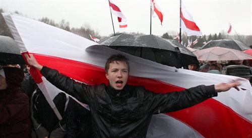 Demonstracja białoruska w Mińsku, w Dzień Woli 2012 roku. Protestujący trzymają biało-czerwono-białe flagi, uznawane przez niezależne środowiska za właściwą symbolikę narodową. Aleksander Łukaszenka przywrócił barwy narzucone Białorusi przez bolszewików i potem ZSRR (czerwono-zielone)