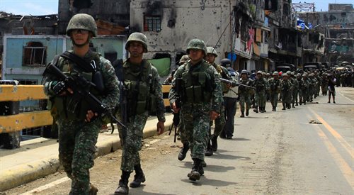 Filipińskie wojsko maszerujące w Marawi