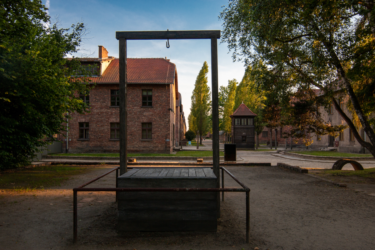Auschwitz, szubienica, na której powieszono Rudolfa Hoessa. Fot. Shutterstock