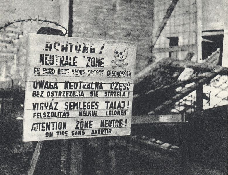 Tablica ostrzegawcza przy ogrodzeniu obozu koncentracyjnego KL Warschau, 10 maja 1945.