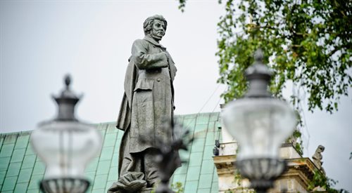 Wśród inicjatyw związanych z 15-leciem Instytutu Adama Mickiewicza znalazło się m.in. czytanie Do Przyjaciół Moskali w pięciu miastach w Polsce, a także we Lwowie i w Wilnie (6 czerwca, w dniu urodzin Puszkina). Na zdj. pomnik Adama Mickiewicza na Krakowskim Przedmieściu