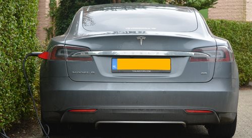 Producent elektrycznych samochodów, koncern Tesla, wypuścił oprogramowanie, dzięki któremu modele S i X mają funkcję autopilota.